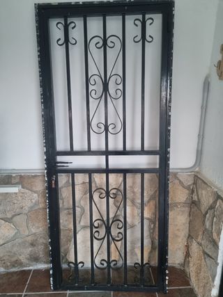 Puerta de hierro forjado
