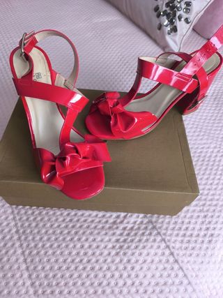 Sandalias rojas con lazo
