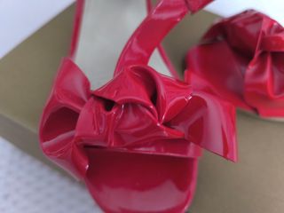 Sandalias rojas con lazo