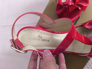 Sandalias rojas con lazo