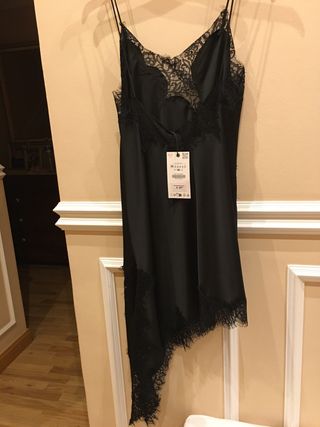 Vestido negro Zara con encaje
