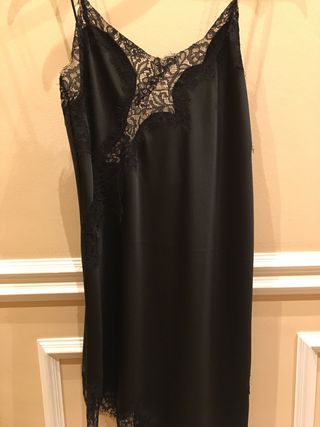 Vestido negro Zara con encaje