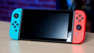 Nintendo Switch negra con mandos Azul y Rojo