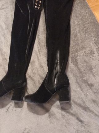 Botas altas de terciopelo negras