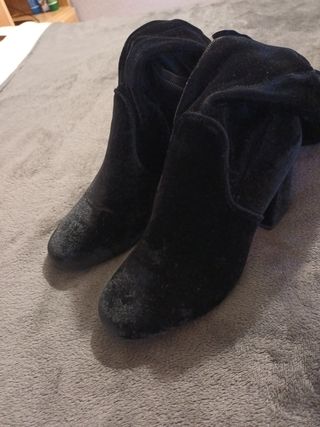 Botas altas de terciopelo negras