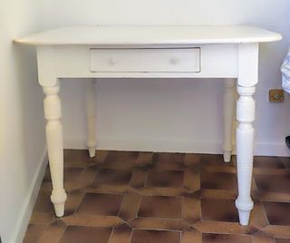 Mesa vintage blanca torneada cocina o comedor