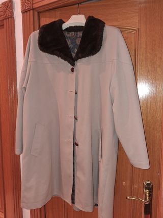 Abrigo beige con cuello de pelo marrón
