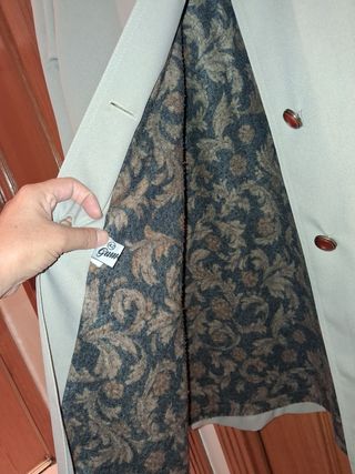 Abrigo beige con cuello de pelo marrón
