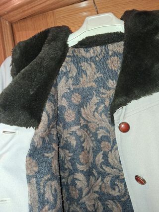 Abrigo beige con cuello de pelo marrón
