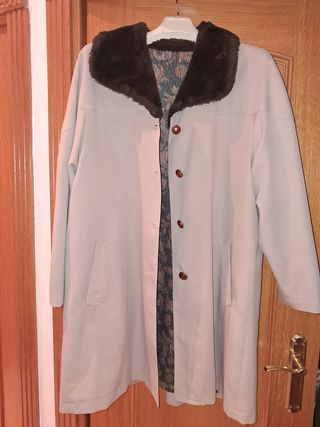 Abrigo beige con cuello de pelo marrón
