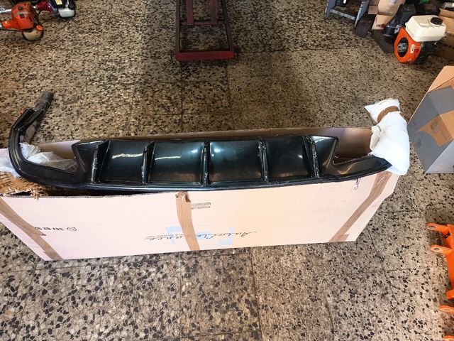 Difusor trasero negro brillante