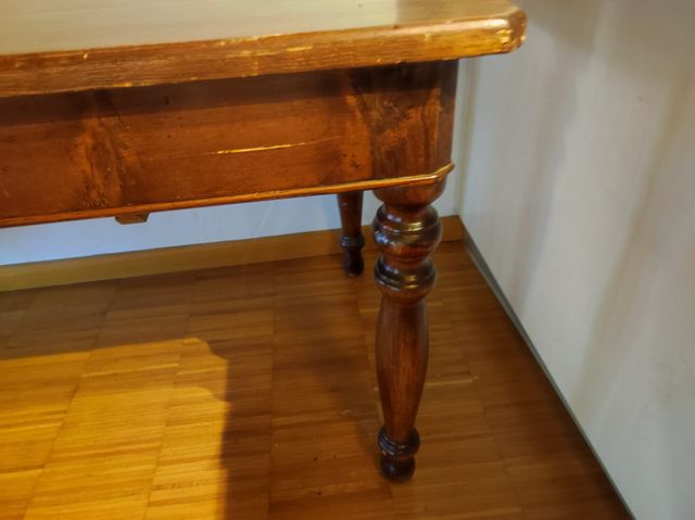 Tavolo vintage artigianale in noce