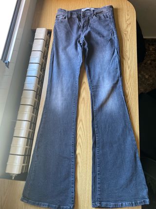 Pantalón vaquero campana grisáceo