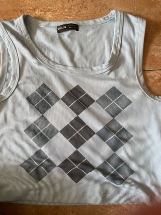 Top SHEIN de rombos azul y gris