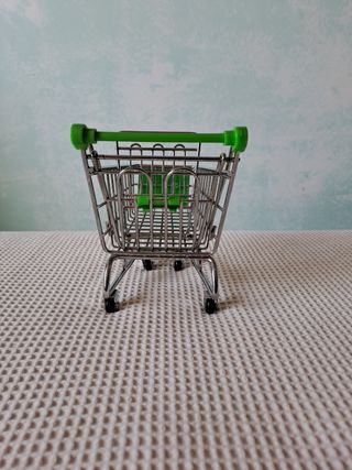 Carrito de compra metálico muñecas.