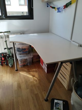 Escritorio blanco y gris