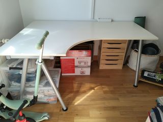 Escritorio blanco y gris