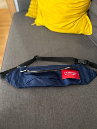 Riñonera Calvin Klein Azul con Logo Rojo