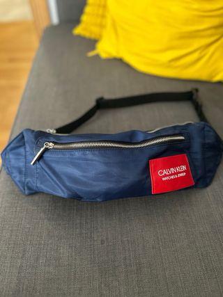Riñonera Calvin Klein Azul con Logo Rojo