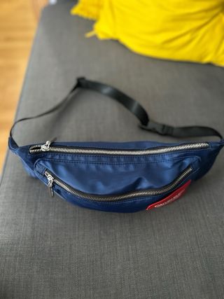 Riñonera Calvin Klein Azul con Logo Rojo
