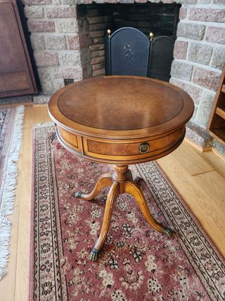 Mesilla redonda de madera con cajón