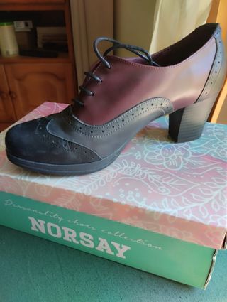Zapatos de tacón NORSAY negros y morados