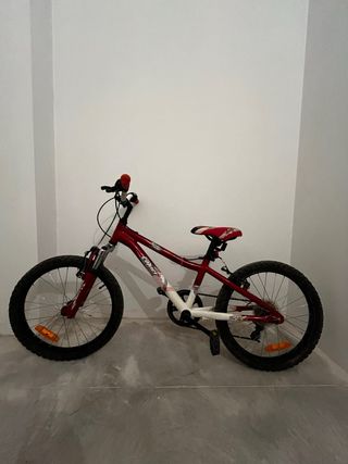 Bicicleta infantil roja y blanca