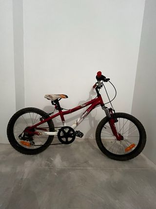 Bicicleta infantil roja y blanca