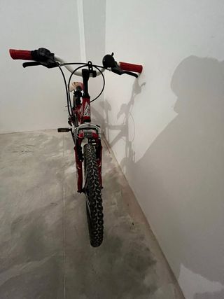 Bicicleta infantil roja y blanca