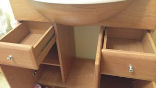 Mueble de madera con lavabo