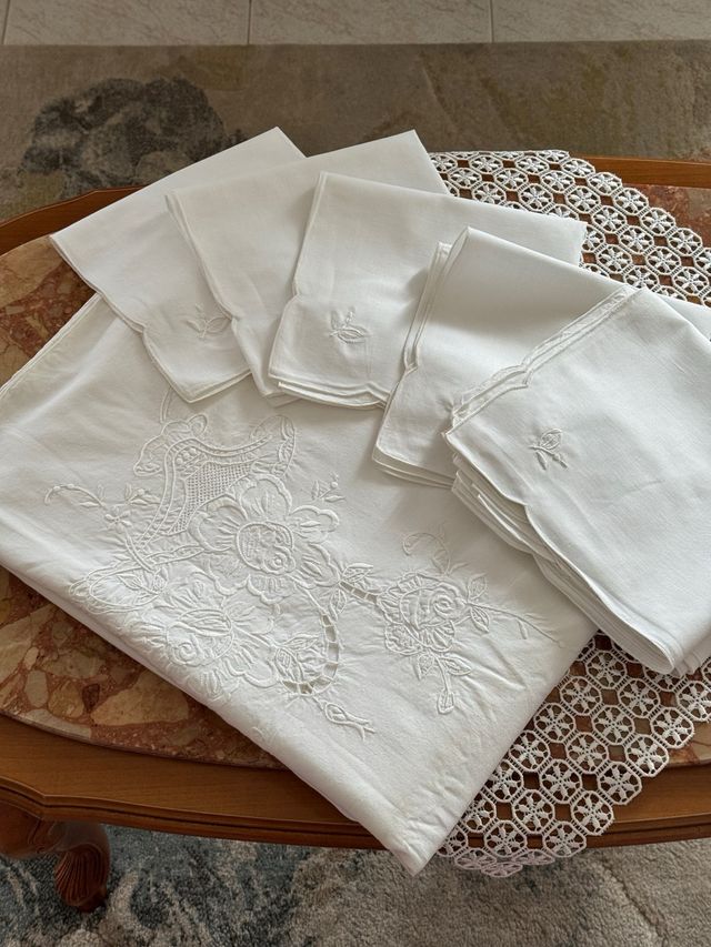 Tovaglia e 12 tovaglioli ricamati a mano
