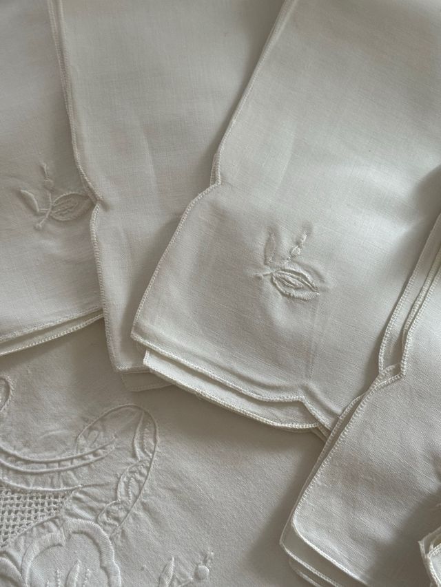 Tovaglia e 12 tovaglioli ricamati a mano