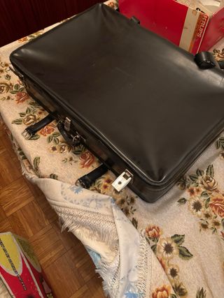 Maleta vintage negra con desperfectos