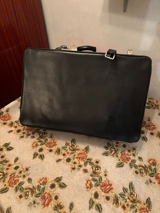 Maleta vintage negra con desperfectos