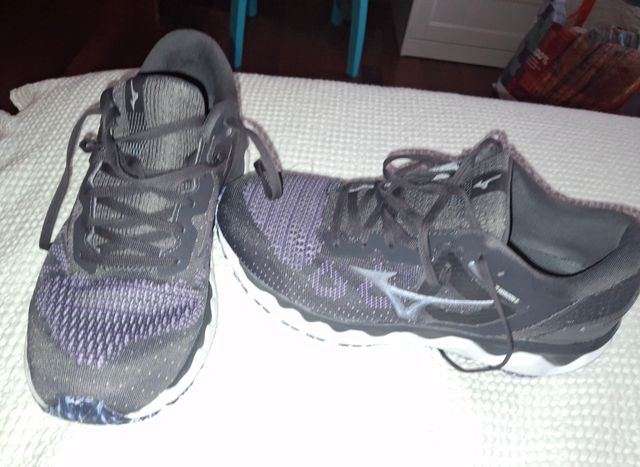 Zapatillas Mizuno Enerzy Xpop Negras y Moradas