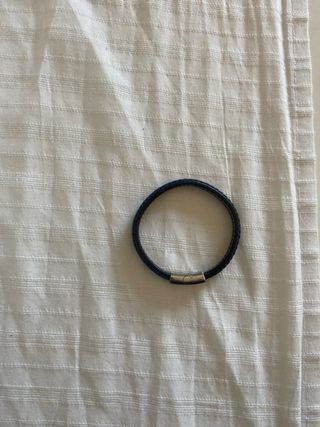 Pulsera azul con cierre plateado