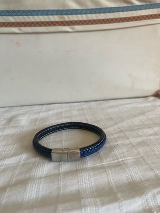 Pulsera azul con cierre plateado