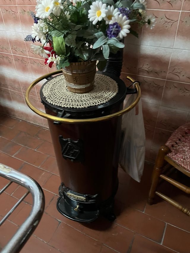 Stufa in porcellana marrone e oro