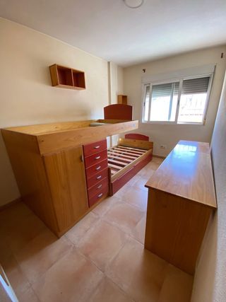 Habitación juvenil doble con escritorio 