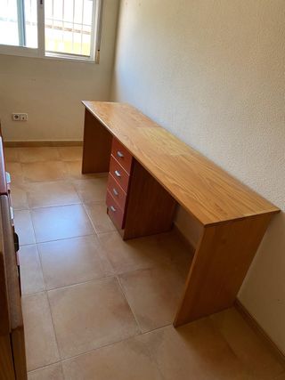 Habitación juvenil doble con escritorio 
