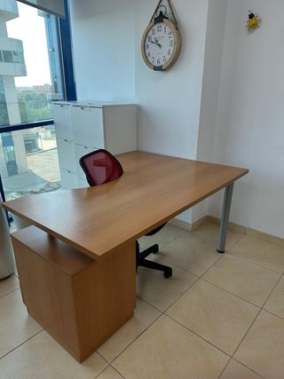 Mesa de escritorio con cajoneras
