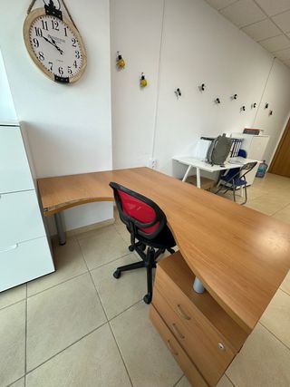 Mesa de escritorio con cajoneras