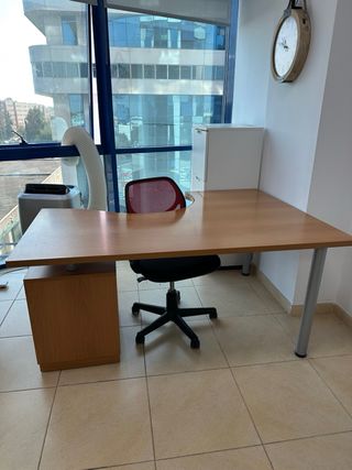 Mesa de escritorio con cajoneras