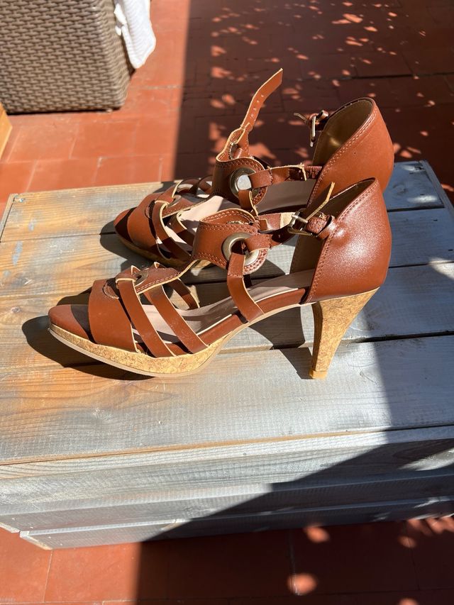 Sandalias tacón marrón plataforma