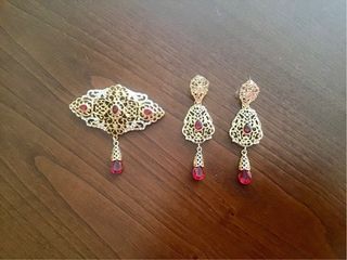 Conjunto Broche y Pendientes Dorados