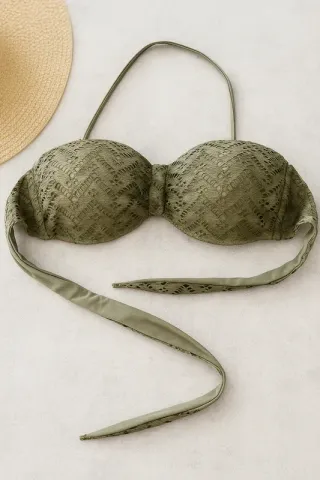 Top bikini verde con encaje