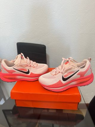 Zapatillas Nike Vomero 18 Rosa y Rojo
