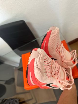 Zapatillas Nike Vomero 18 Rosa y Rojo