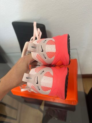 Zapatillas Nike Vomero 18 Rosa y Rojo