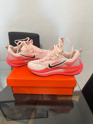 Zapatillas Nike Vomero 18 Rosa y Rojo